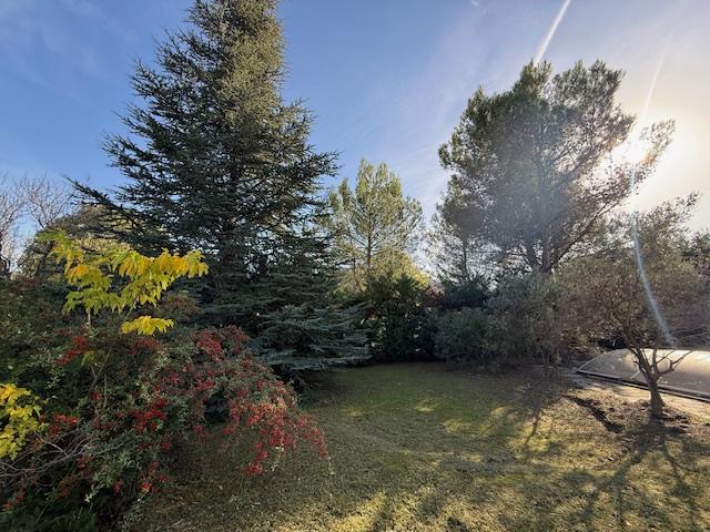 Terrain constructible à Robion (84440) - Robion · 227 000 €