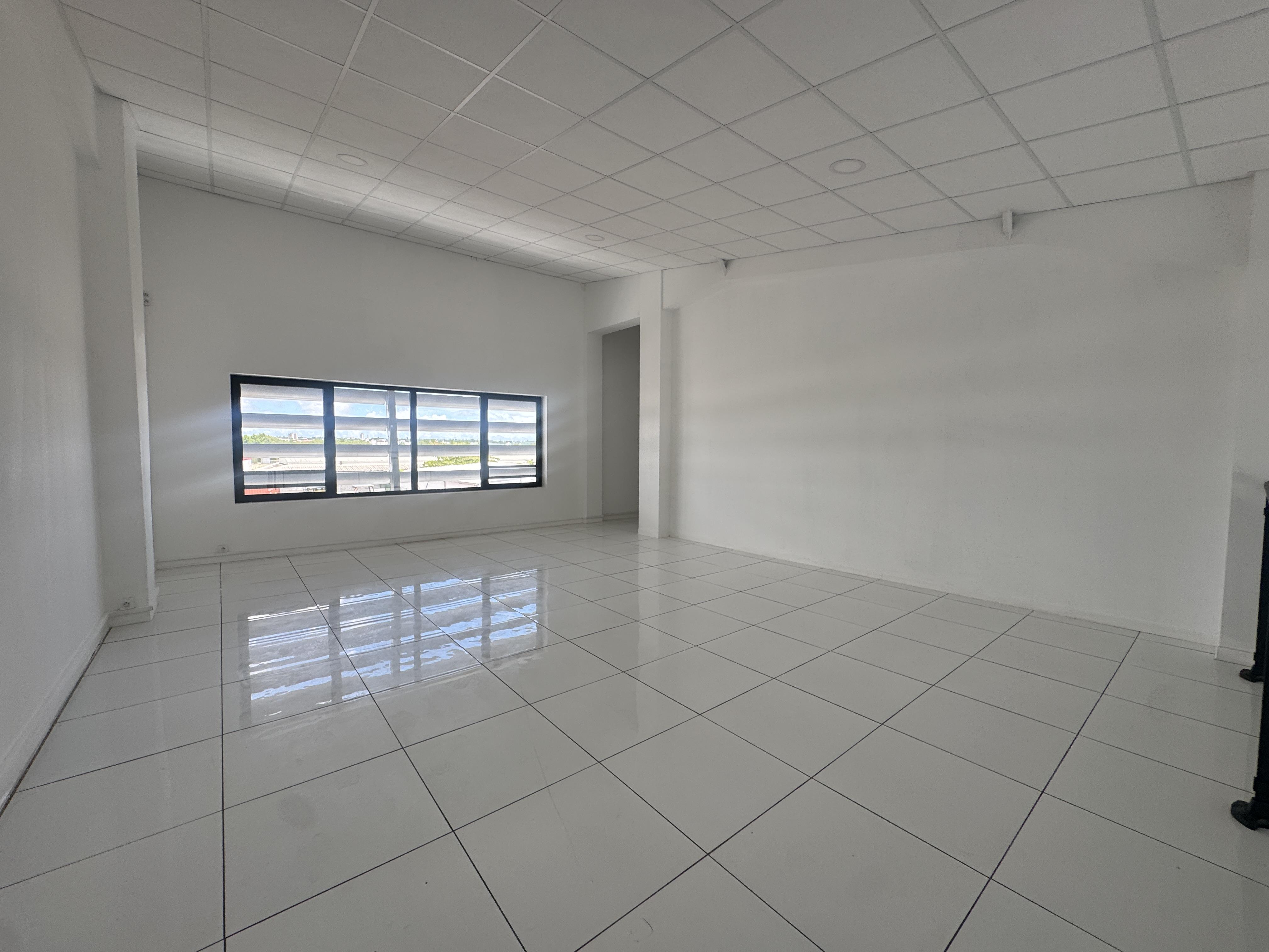 Local commercial 119 m² · à Baie-Mahault · 119 m² · 2 023 €/mois