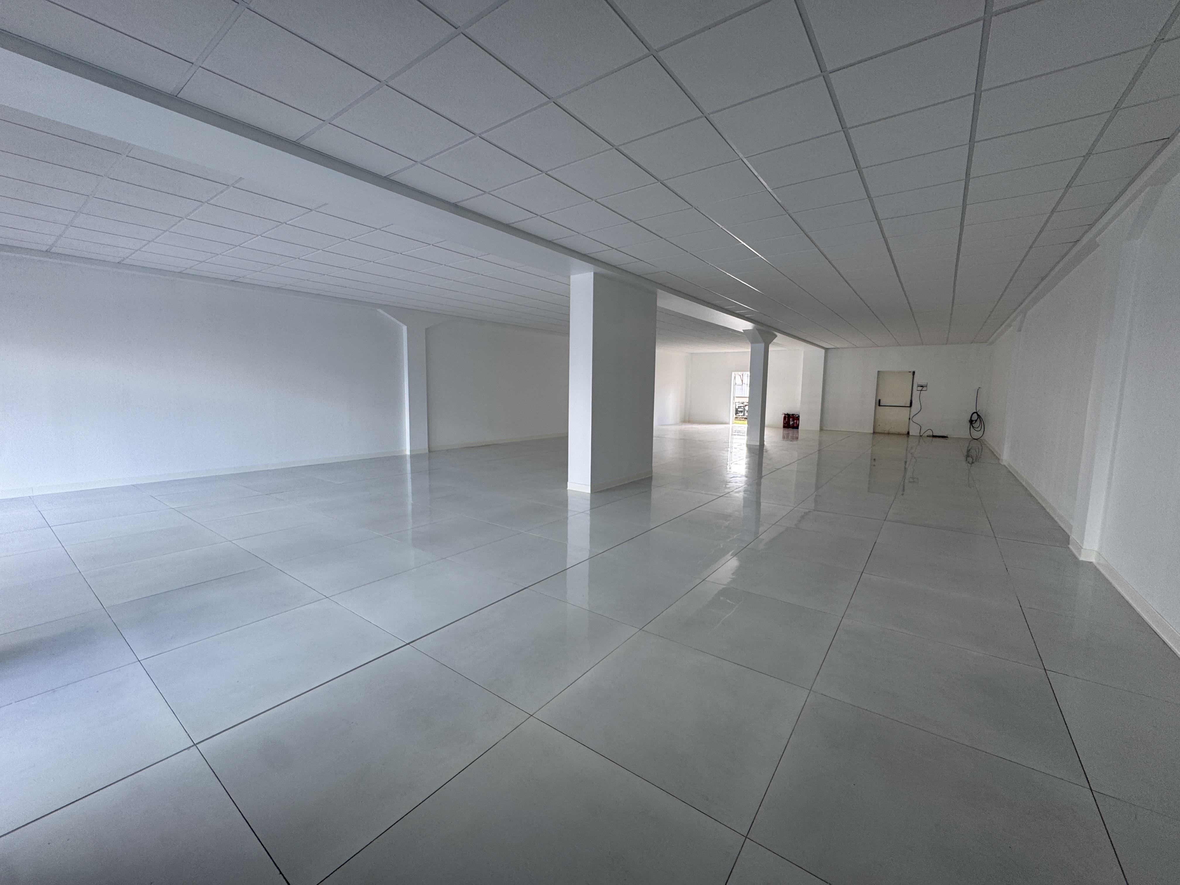 Local commercial 200 m² · à Baie-Mahault · 200 m² · 3 800 €/mois