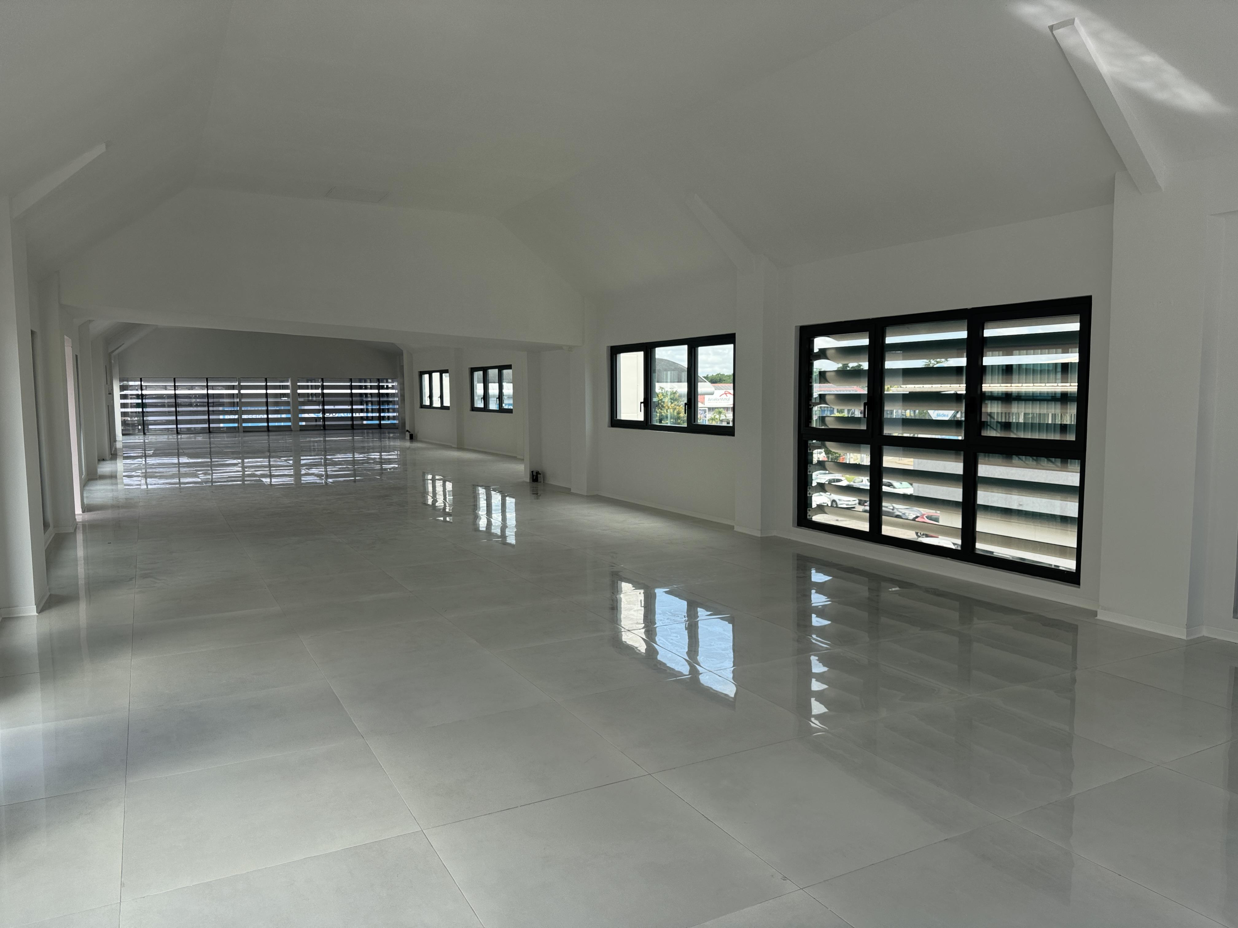 Local commercial 130 m² · à Baie-Mahault · 130 m² · 2 860 €/mois