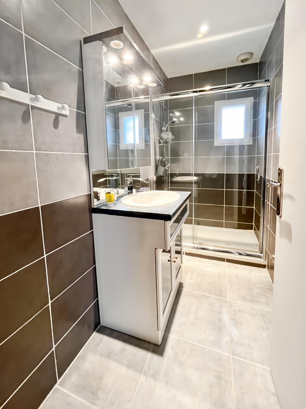 Maison 7 pièces 214 m² · à Saint-Nicolas-de-la-Grave · 214 m² · 250 000 €