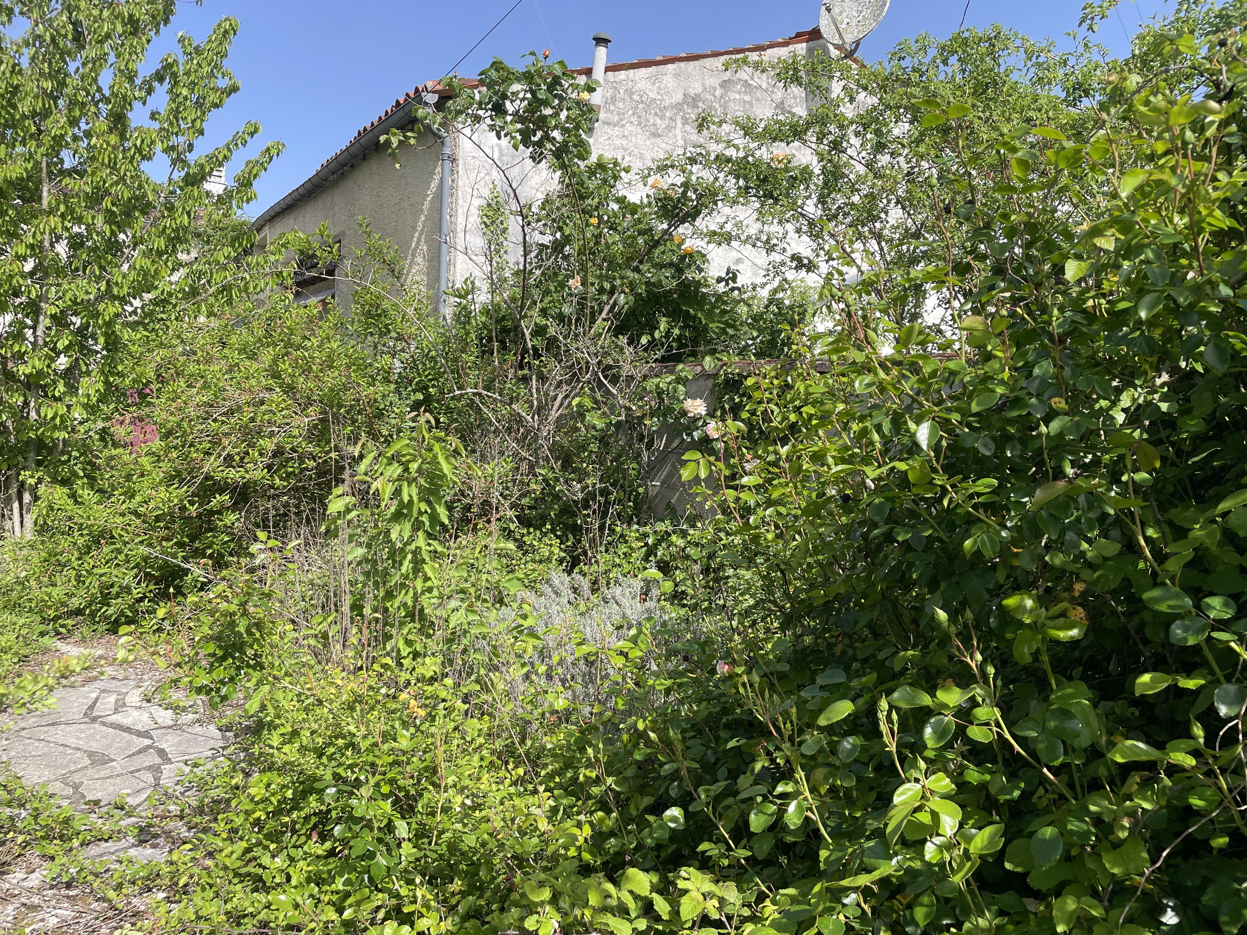 Maison 7 pièces 256 m² · à Ballans · 256 m² · 51 000 €