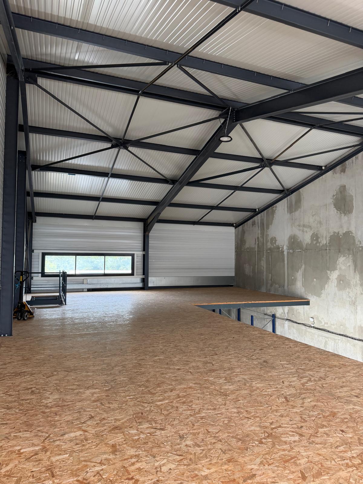 Local commercial 328 m² · à Charvonnex · 328 m² · 3 150 €/mois