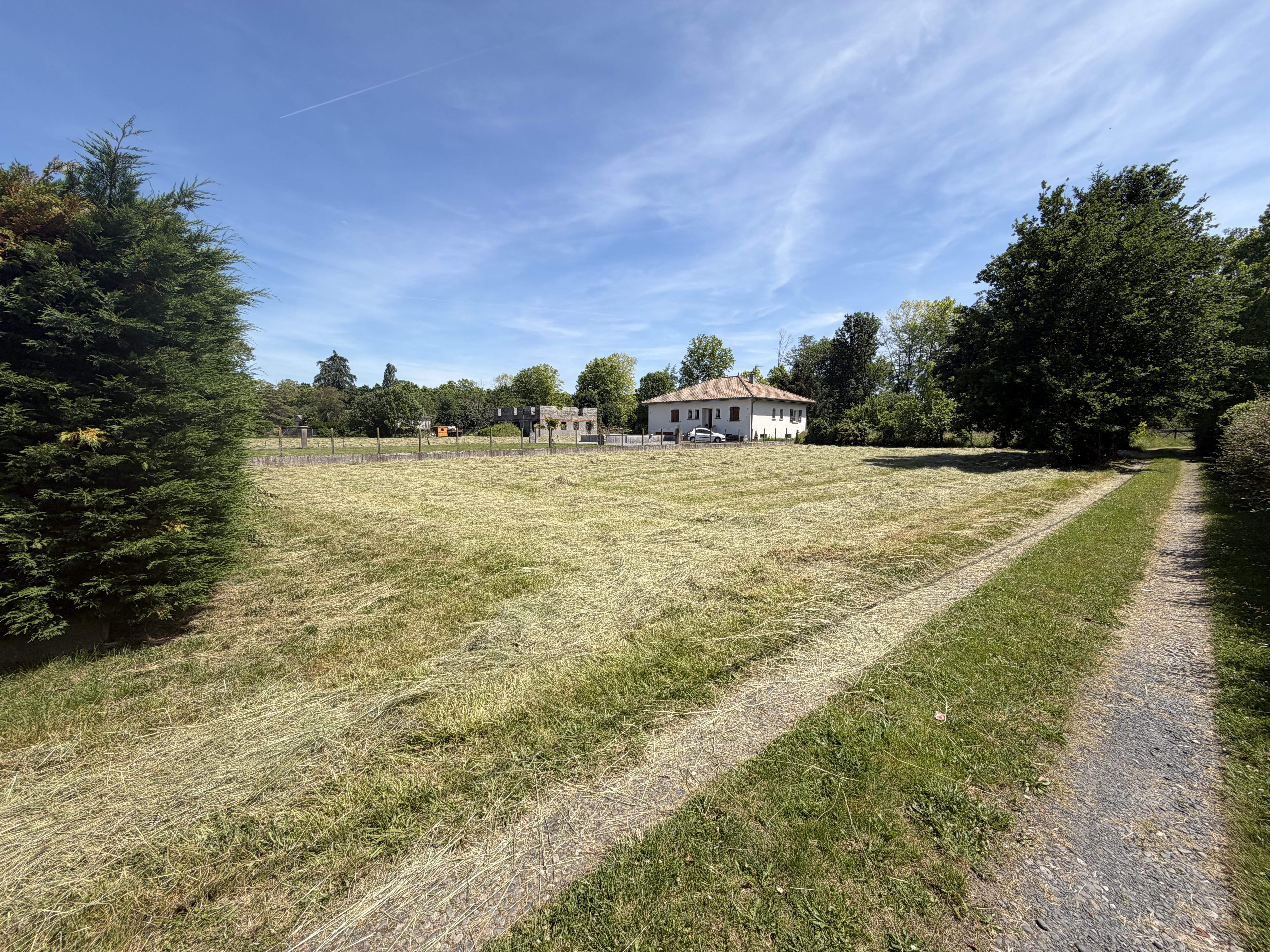 Terrain 2300 m² · à Aureilhan · 80 000 €
