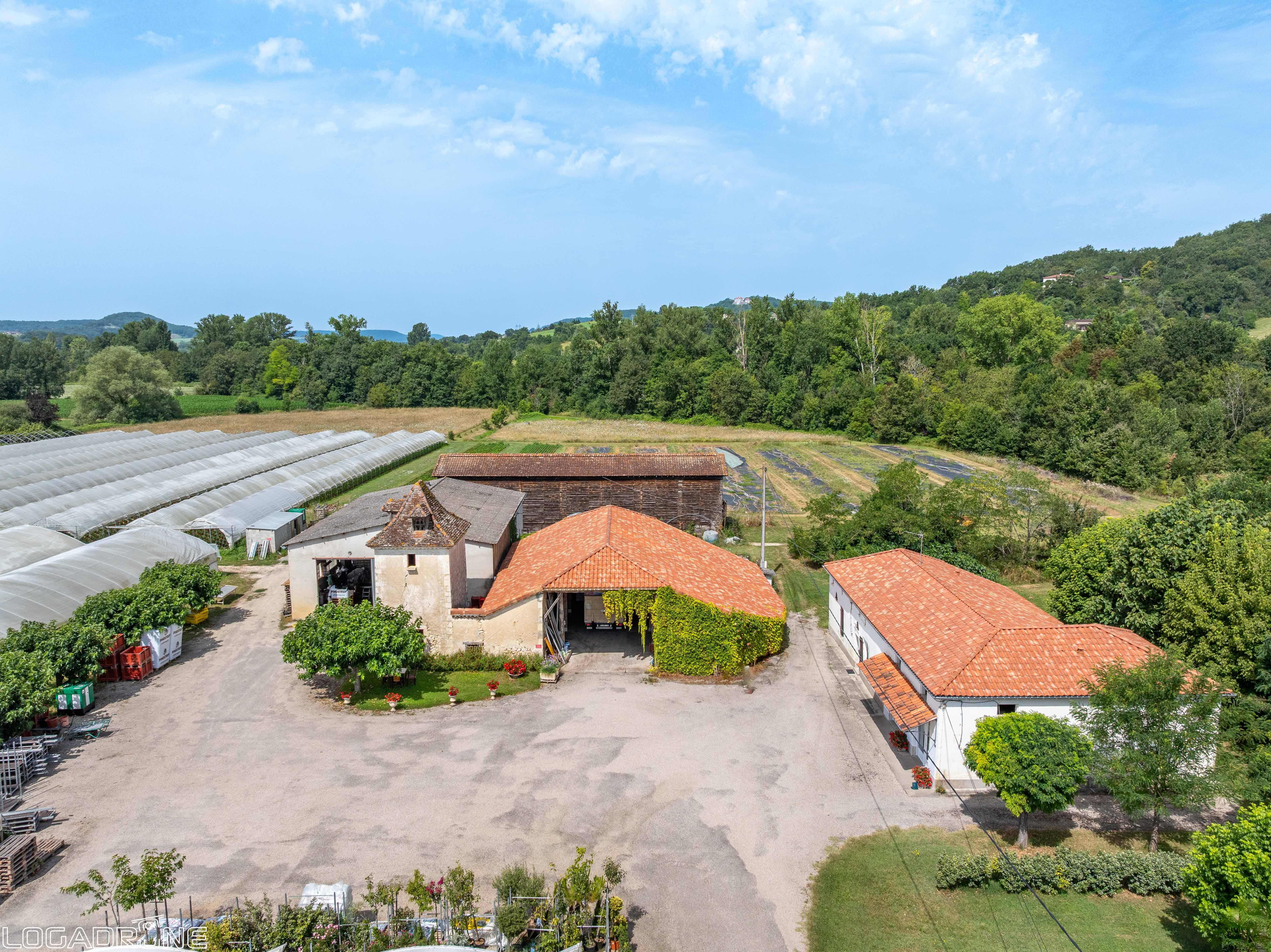 Local commercial 550 m² · à Dausse · 550 m² · 650 000 €