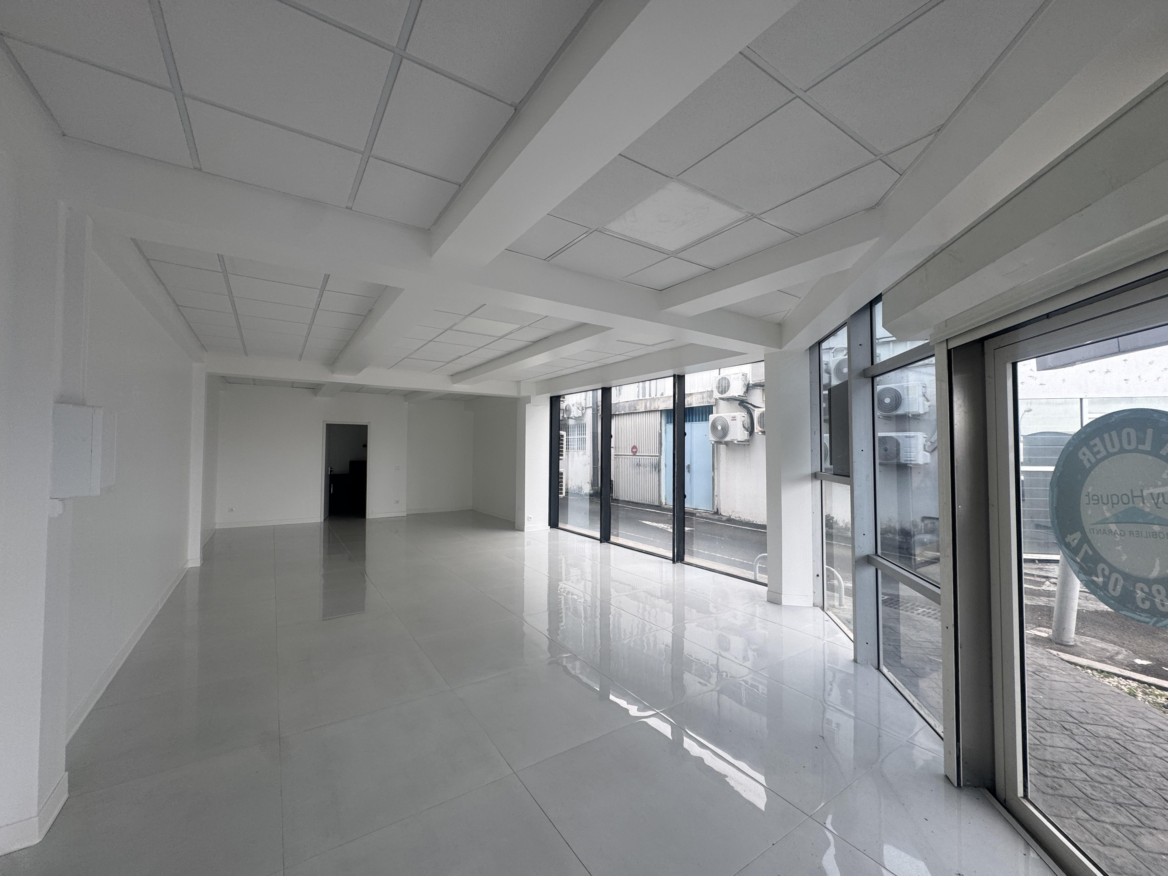 Local commercial 65 m² · à Baie-Mahault · 65 m² · 1 365 €/mois