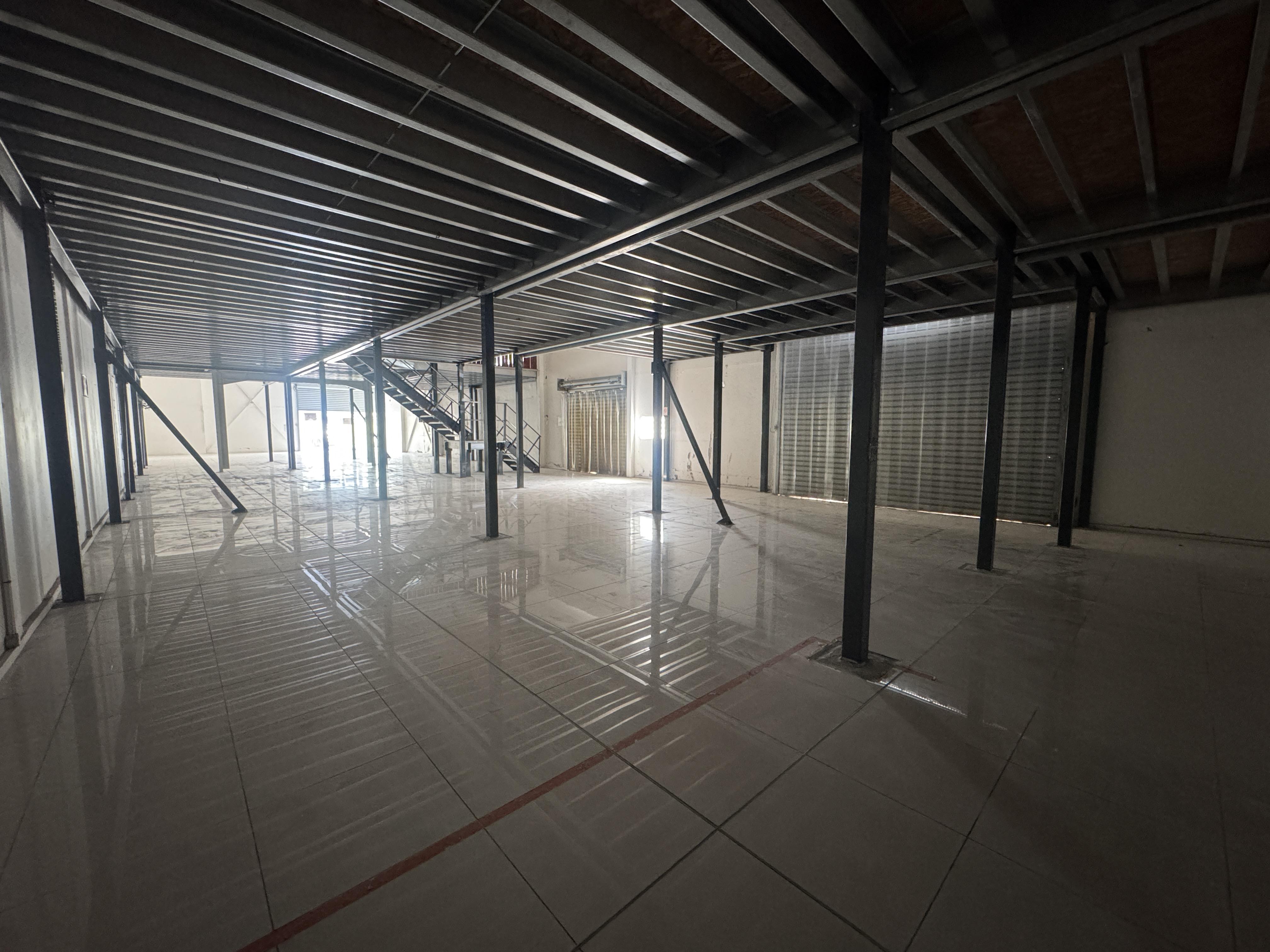 Local commercial 200 m² · à Baie-Mahault · 200 m² · 9 590 €/mois