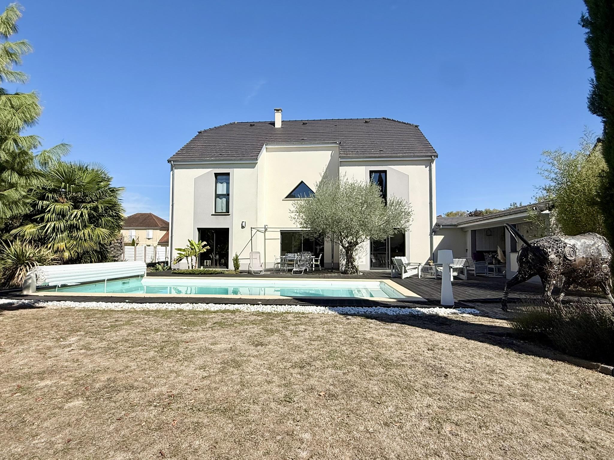 Maison 8 pièces 254 m² · à Saint-Julien-les-Villas · 254 m² · 599 000 €