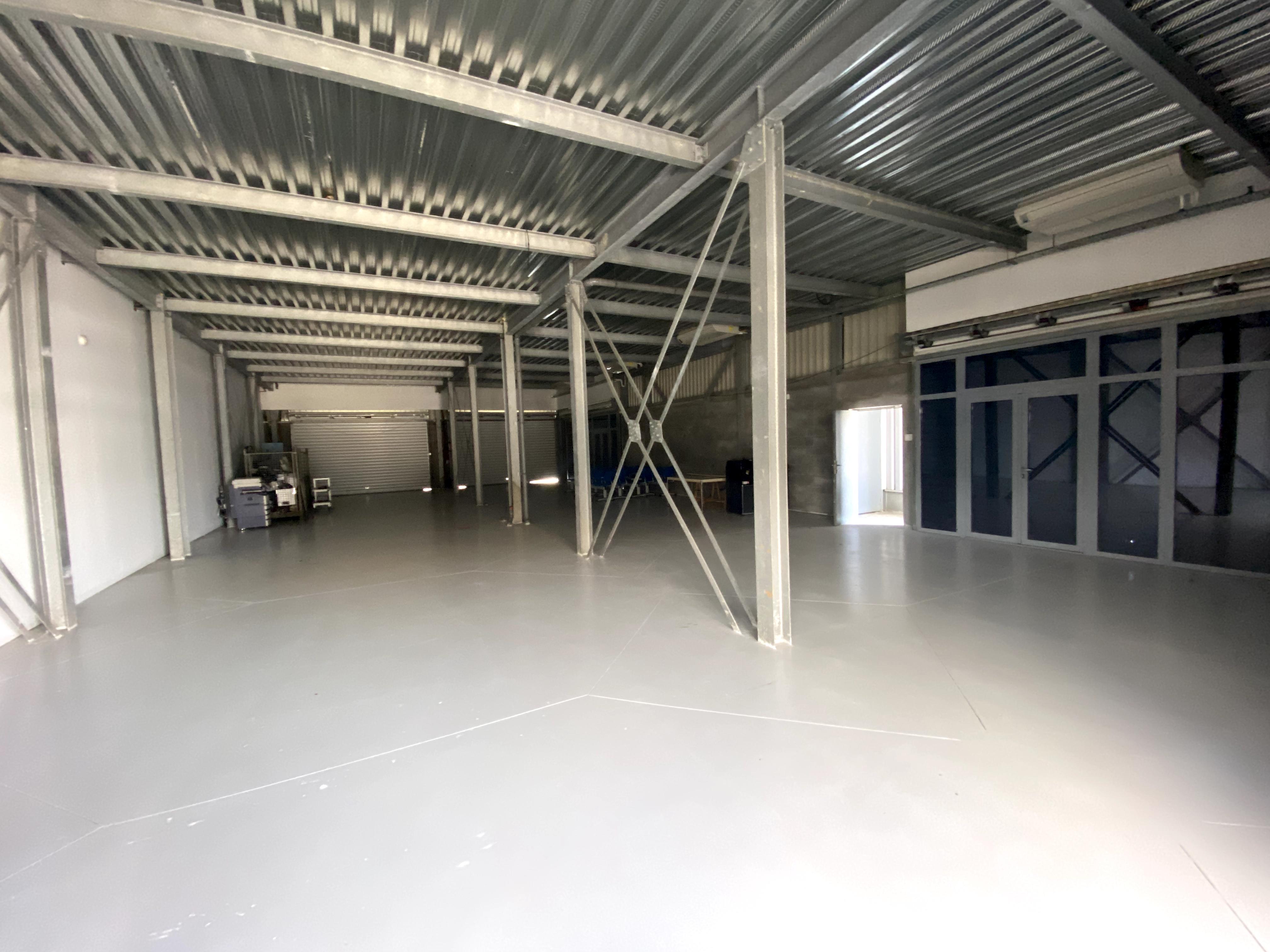 Local commercial 480 m² · à Baie-Mahault · 480 m² · 8 640 €/mois