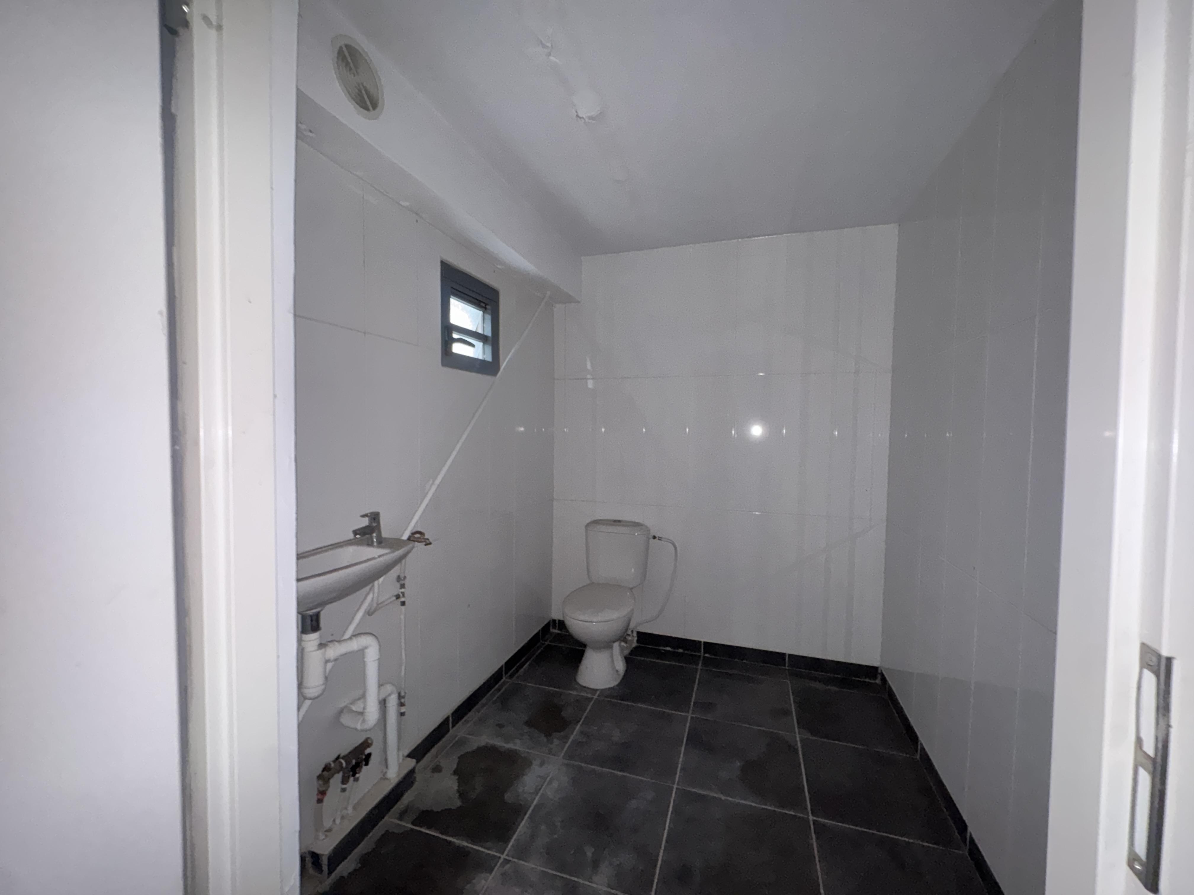 Local commercial 215 m² · à Baie Mahault · 215 m² · 3 870 €/mois