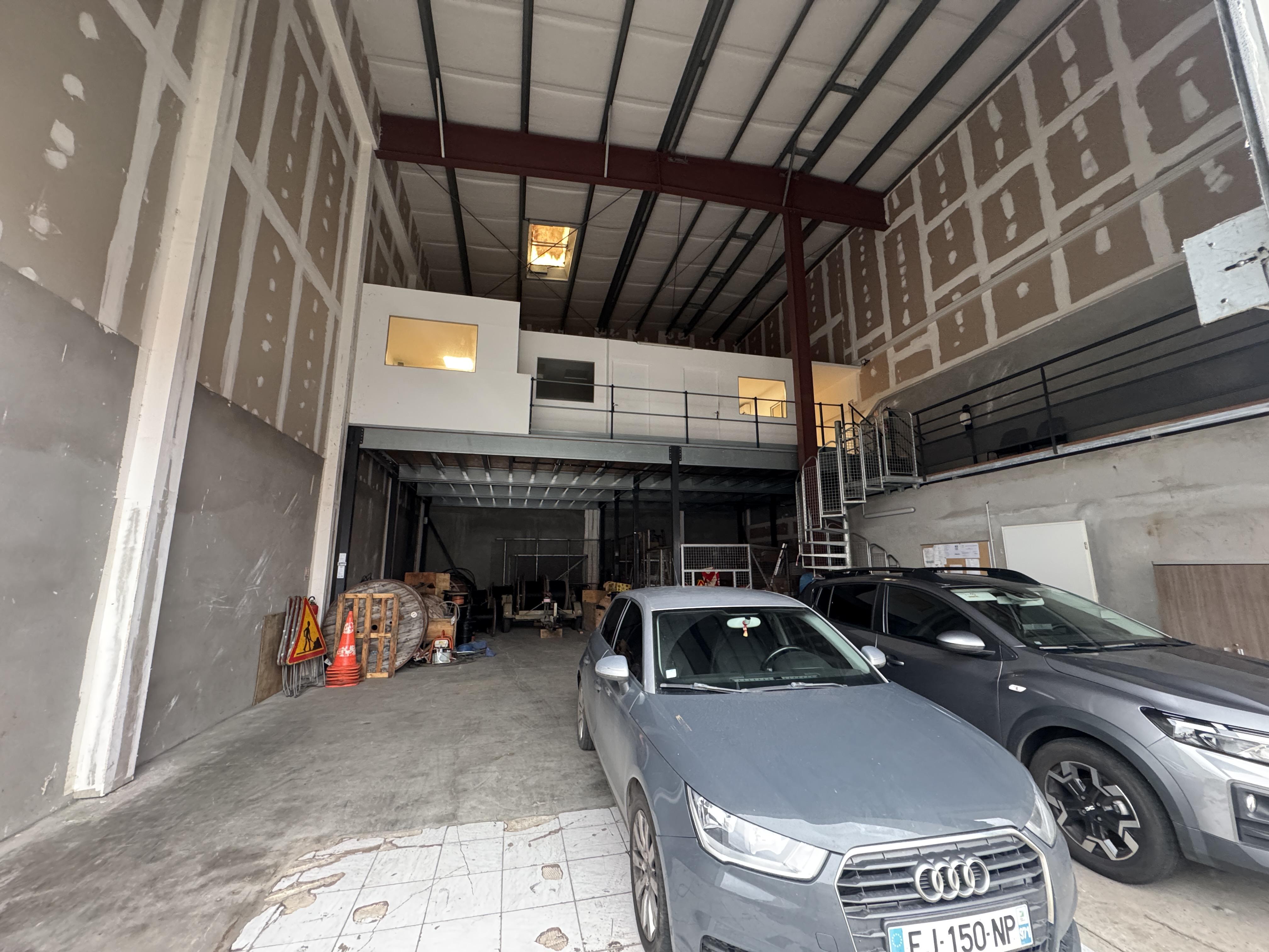 Local commercial 274 m² · à Baie Mahault · 274 m² · 4 052 €/mois