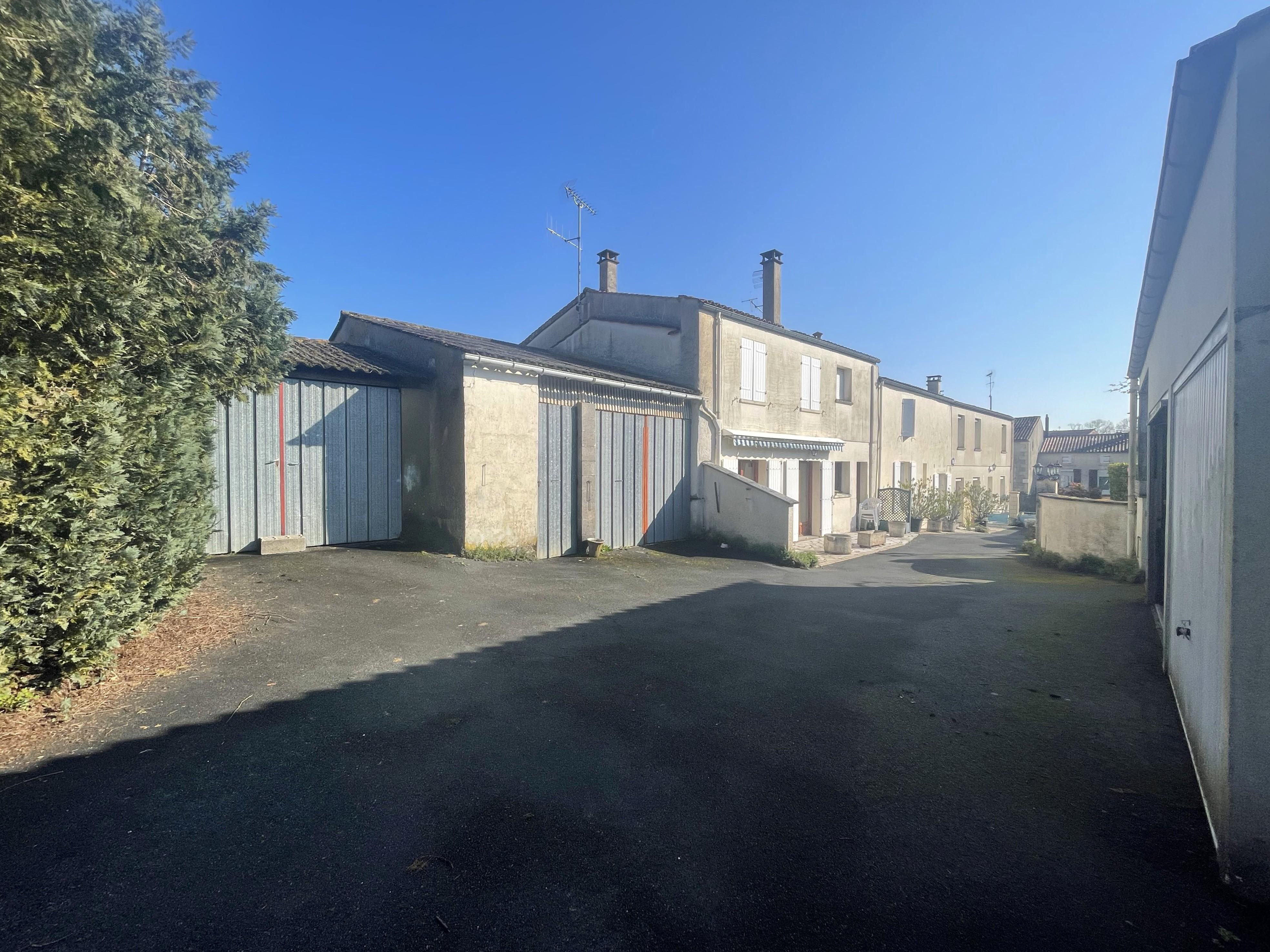 Maison 12 pièces 303 m² · à Lussant · 303 m² · 297 000 €