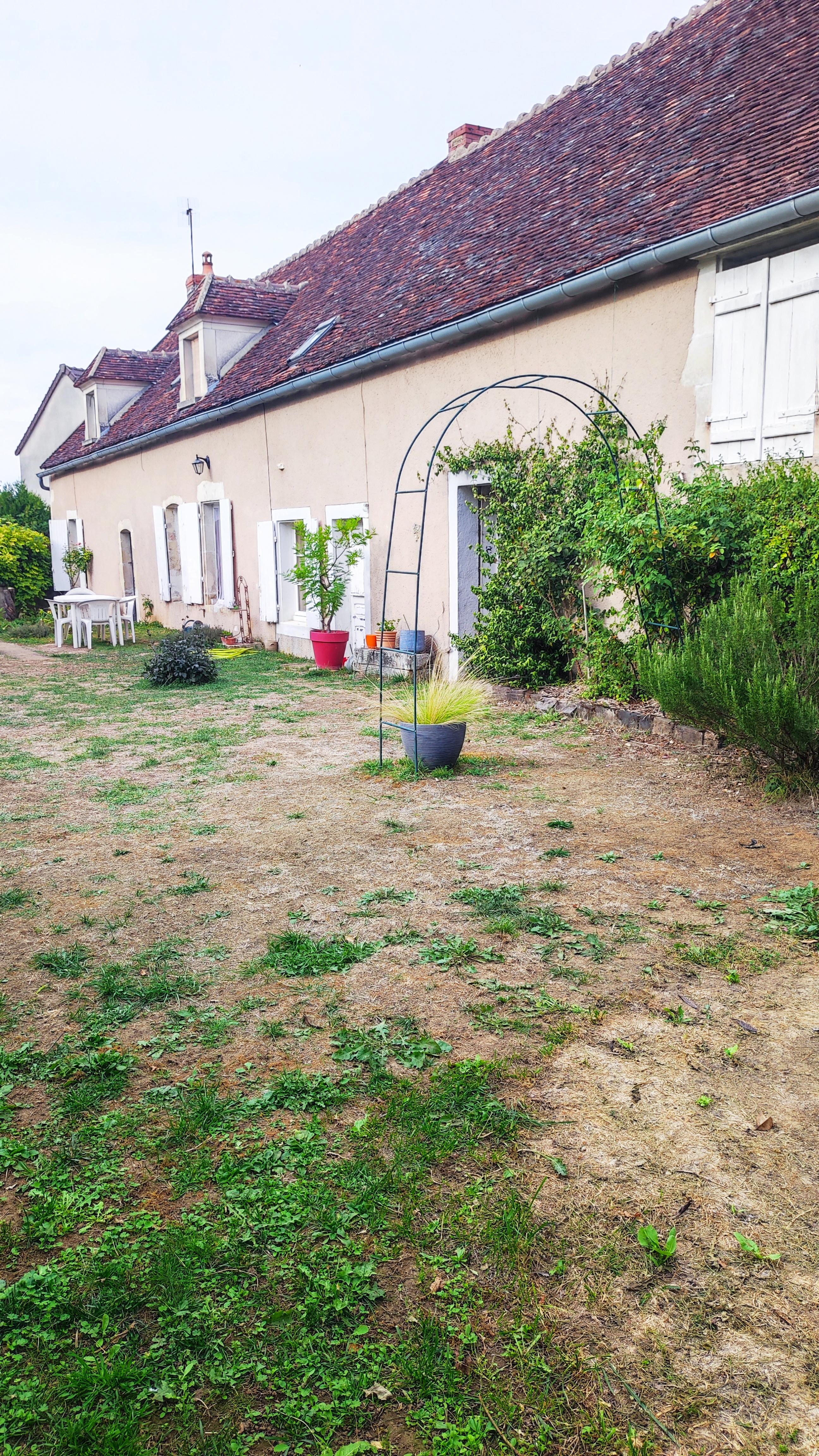 8 pièces 174 m² · à Pousseaux · 174 m² · 190 000 €