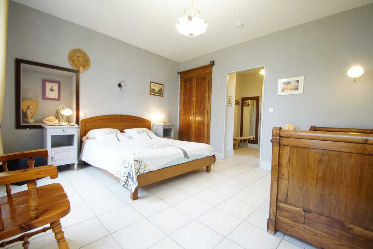 Maison 8 pièces 194 m² · à Sainte-Mère · 194 m² · 42 000 €