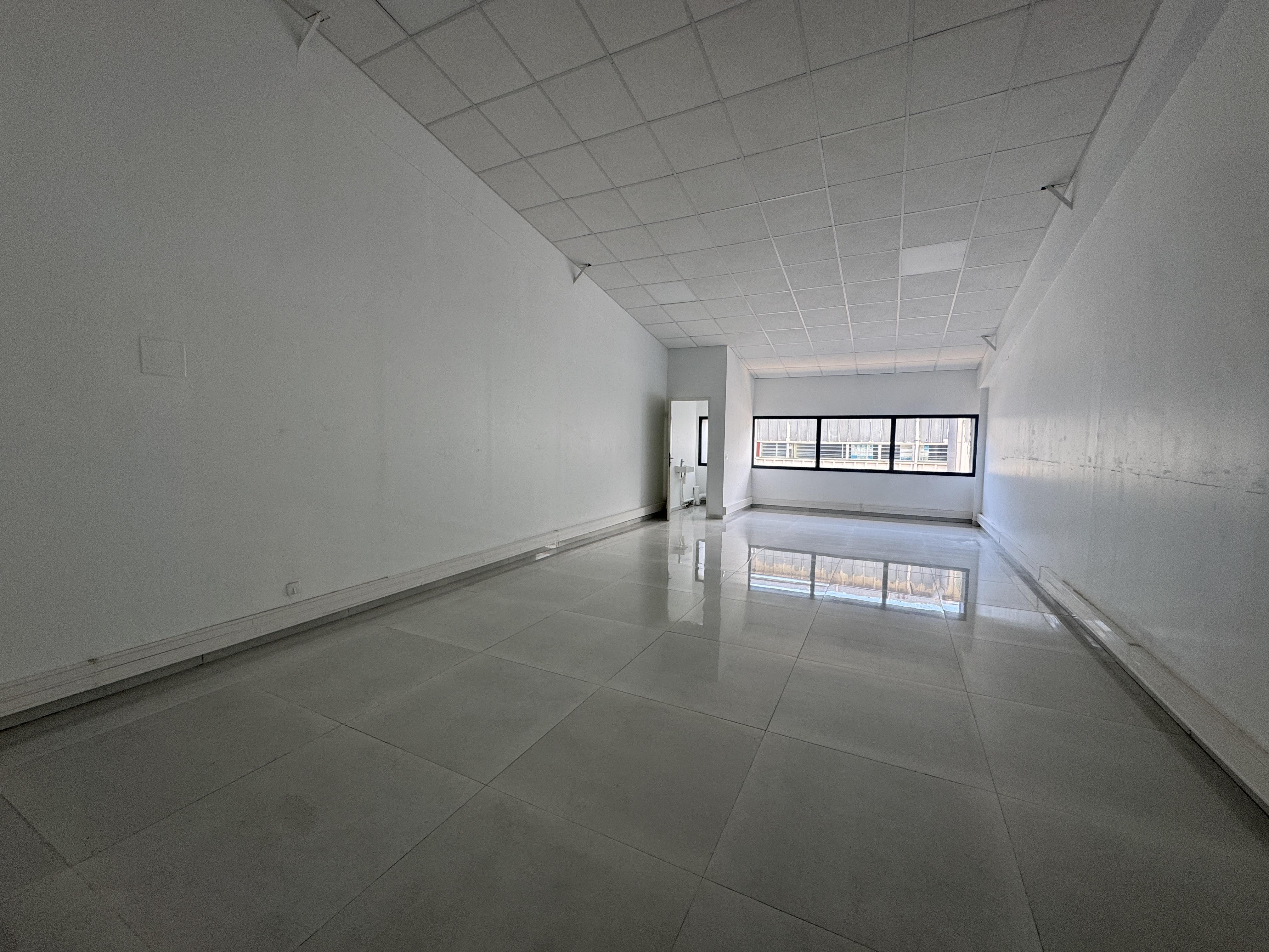 Local commercial 54 m² · à Baie-Mahault · 54 m² · 837 €/mois