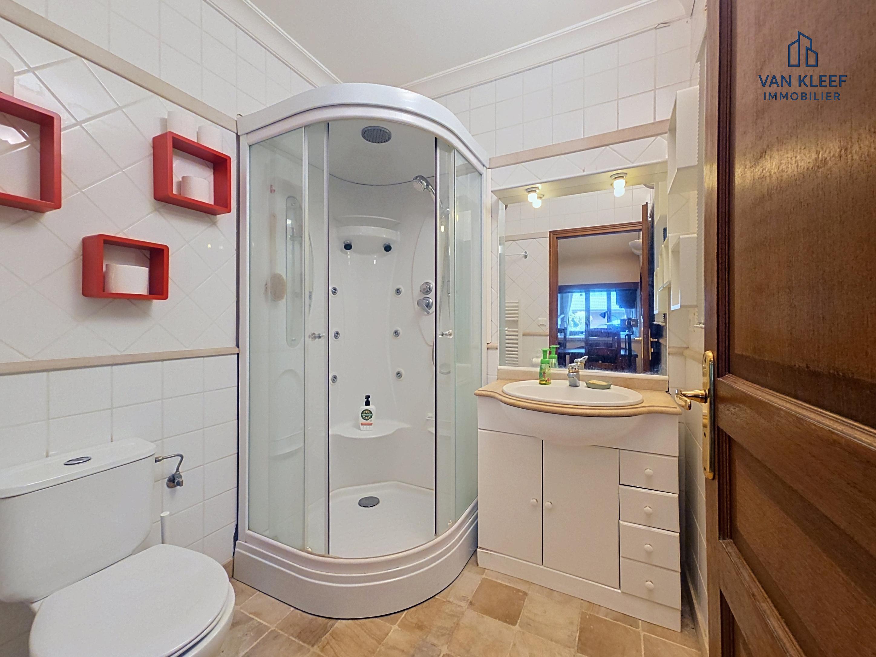 Maison 8 pièces 235 m² · à Ferney-Voltaire · 235 m² · 1 045 000 €