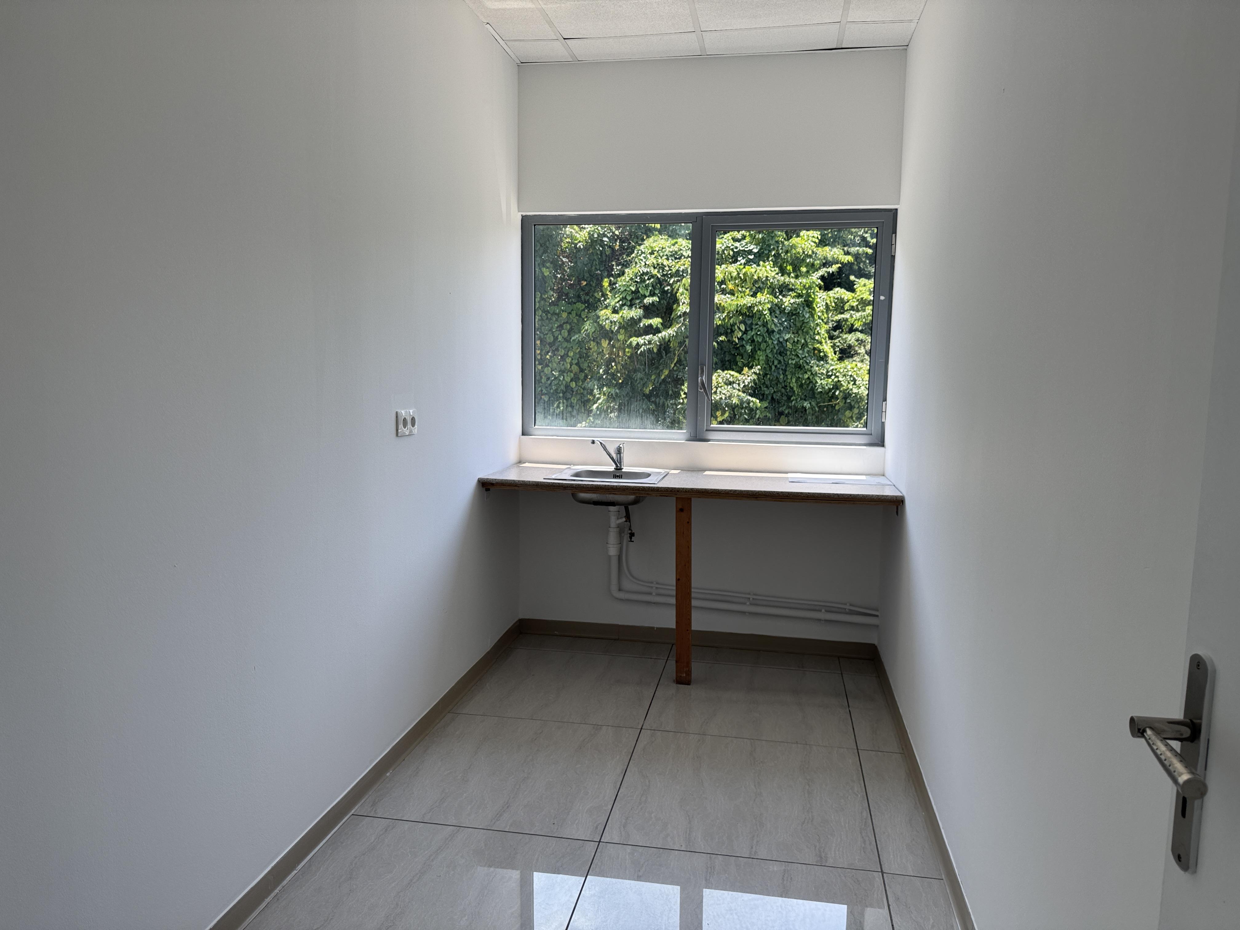 Local commercial 380 m² · à Baie-Mahault · 380 m² · 6 840 €/mois