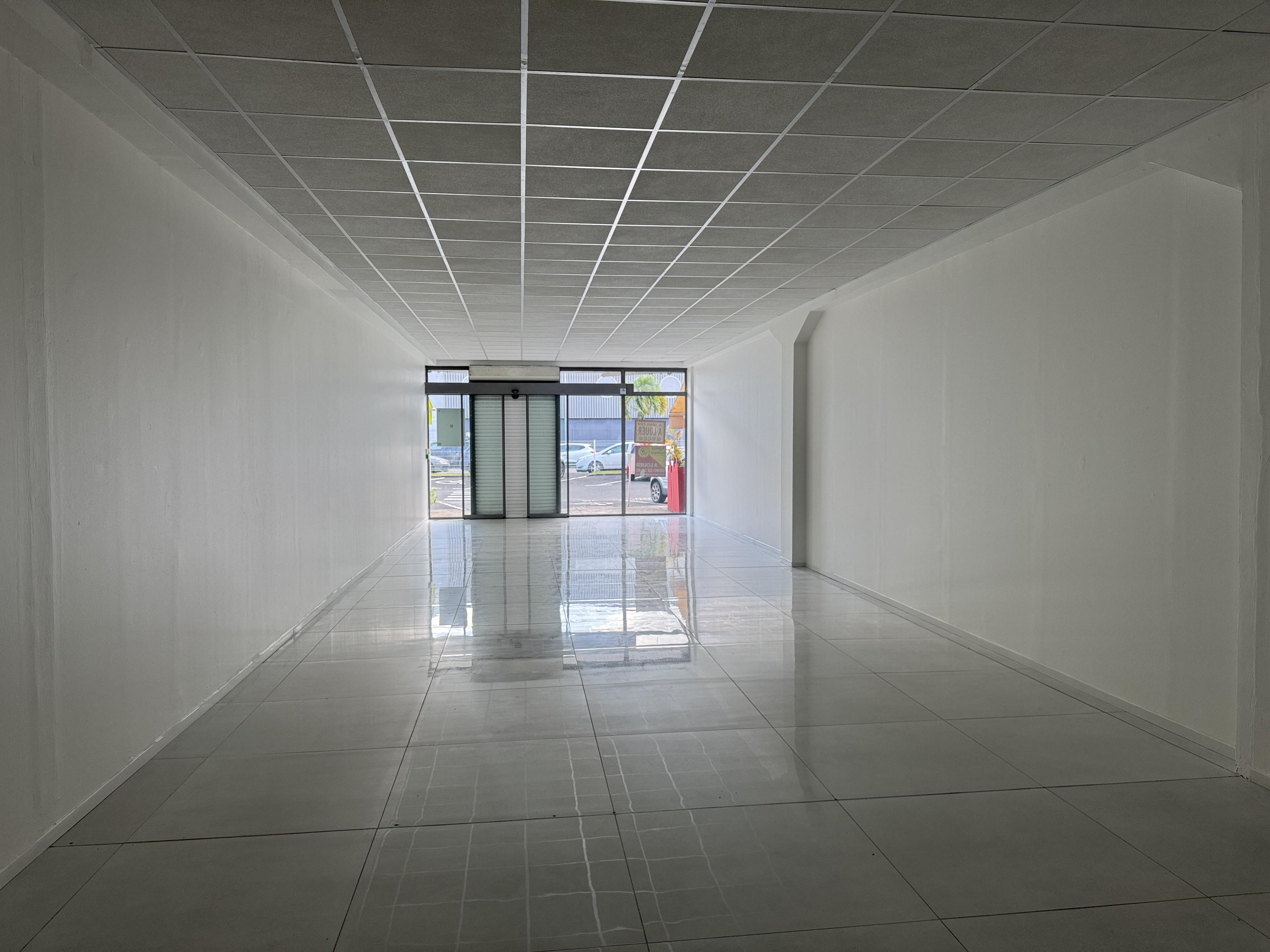 Local commercial 100 m² · à Baie-Mahault · 100 m² · 2 000 €/mois