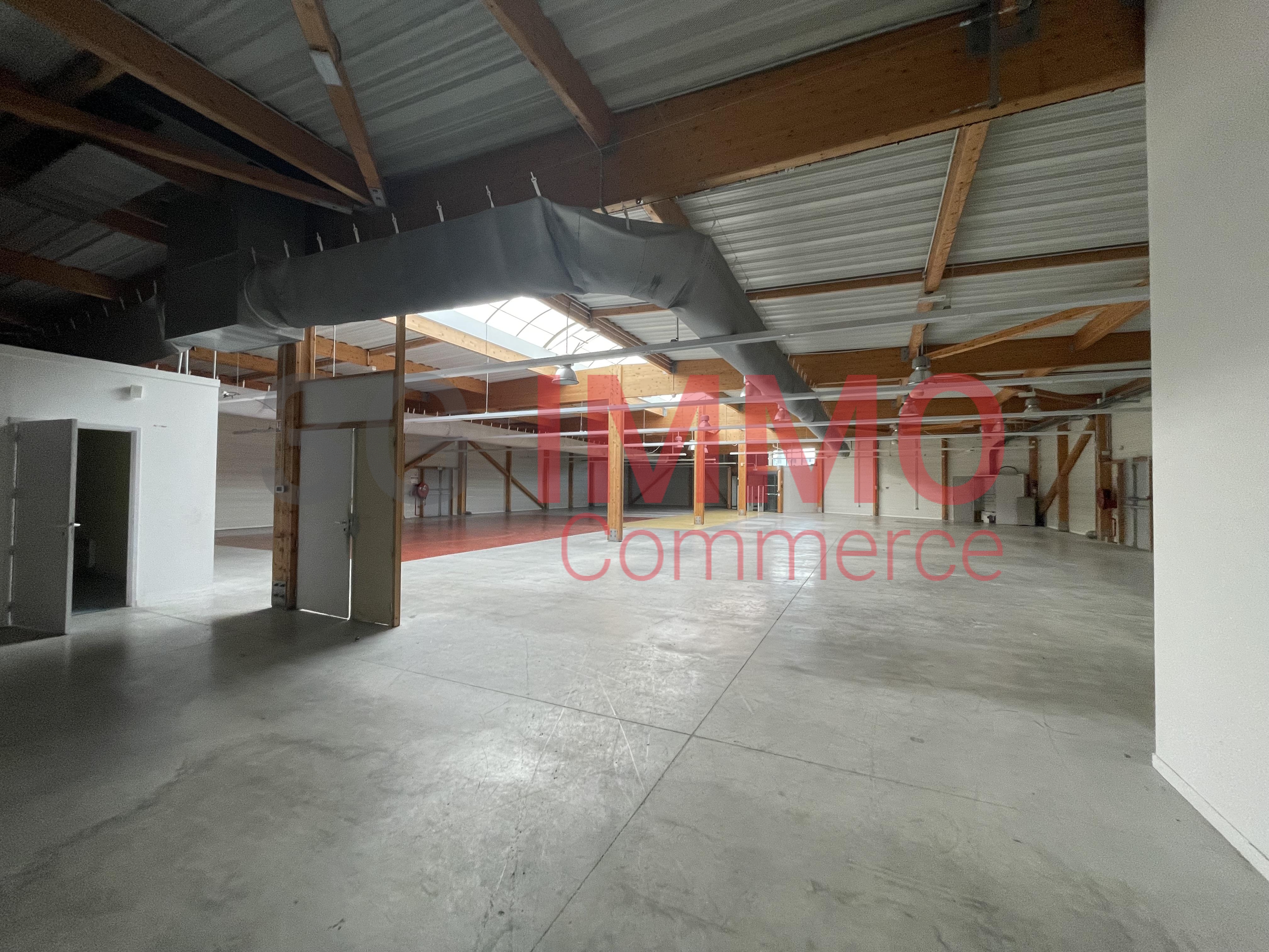 Local commercial 928 m² · à Niort · 928 m² · 9 280 €/mois