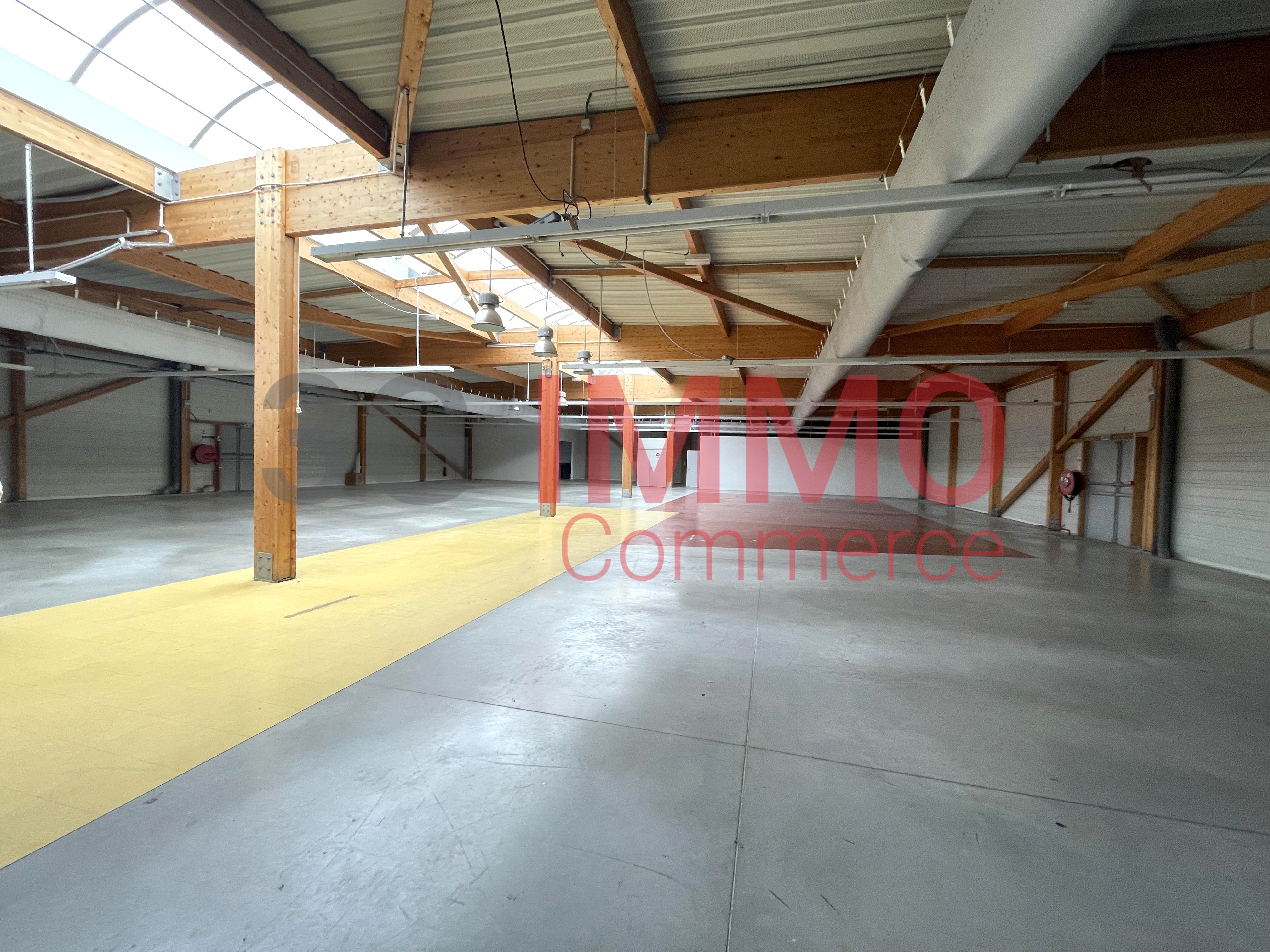 Local commercial 480 m² · à Niort · 480 m² · 4 800 €/mois
