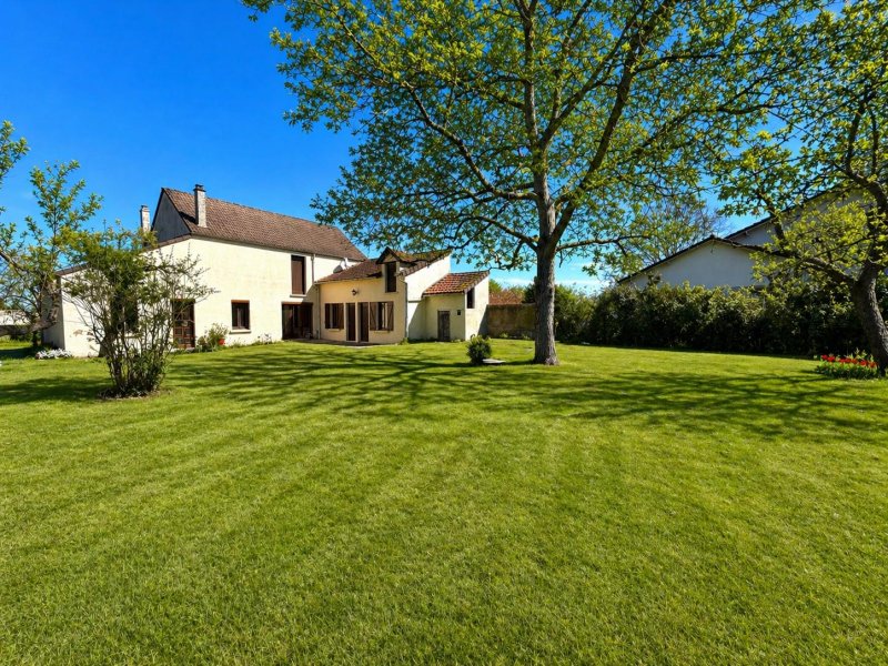 Maison à Saint-Pierre-Lès-Nemours (77140)