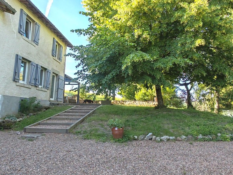 Maison avec dépendance à Olliergues (63880)