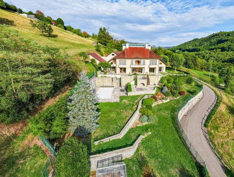 Propriété à Saint-Genix-les-Villages (73240)