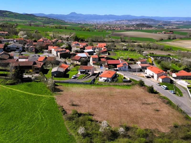 Terrain constructible à Saint-Julien-de-Coppel (63160)
