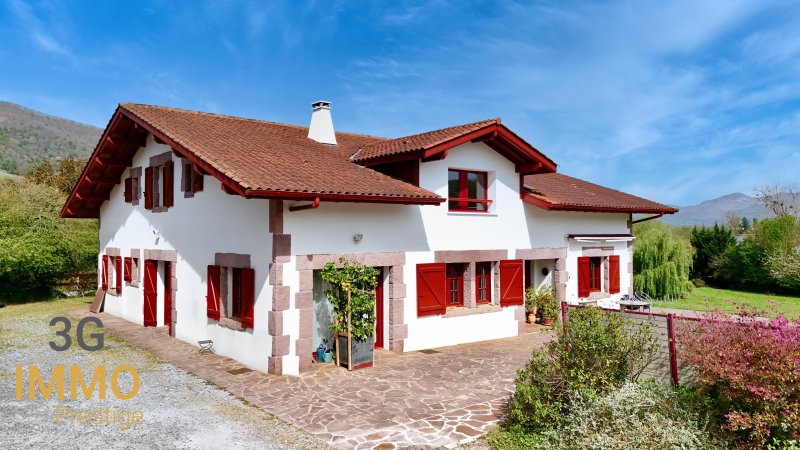 Maison avec dépendance à Saint-Jean-Pied-de-Port (64220)