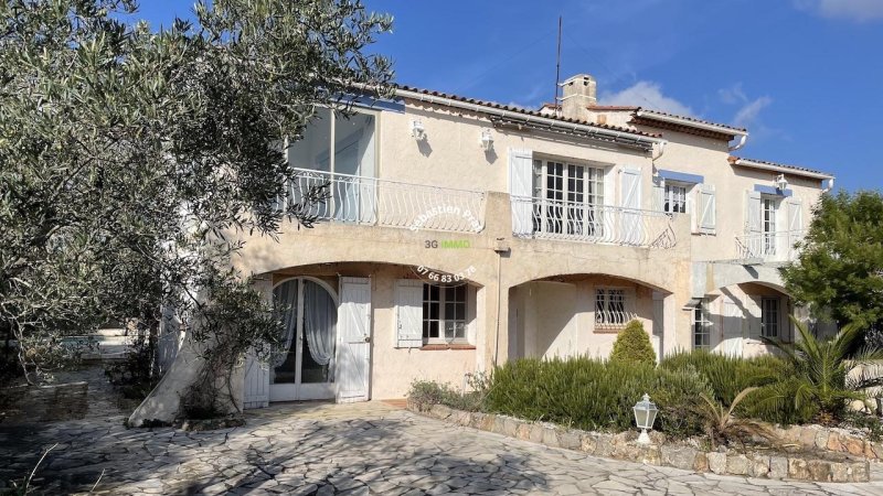 Maison à Roquebrune-Sur-Argens (83380)